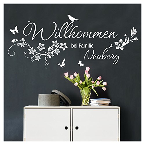 Grandora Wandtattoo Willkommen bei Familie + Wunschname I schwarz (BxH) 58 x 26 cm I Blumenranke Flur Sticker Aufkleber Wandaufkleber Wandsticker W5455